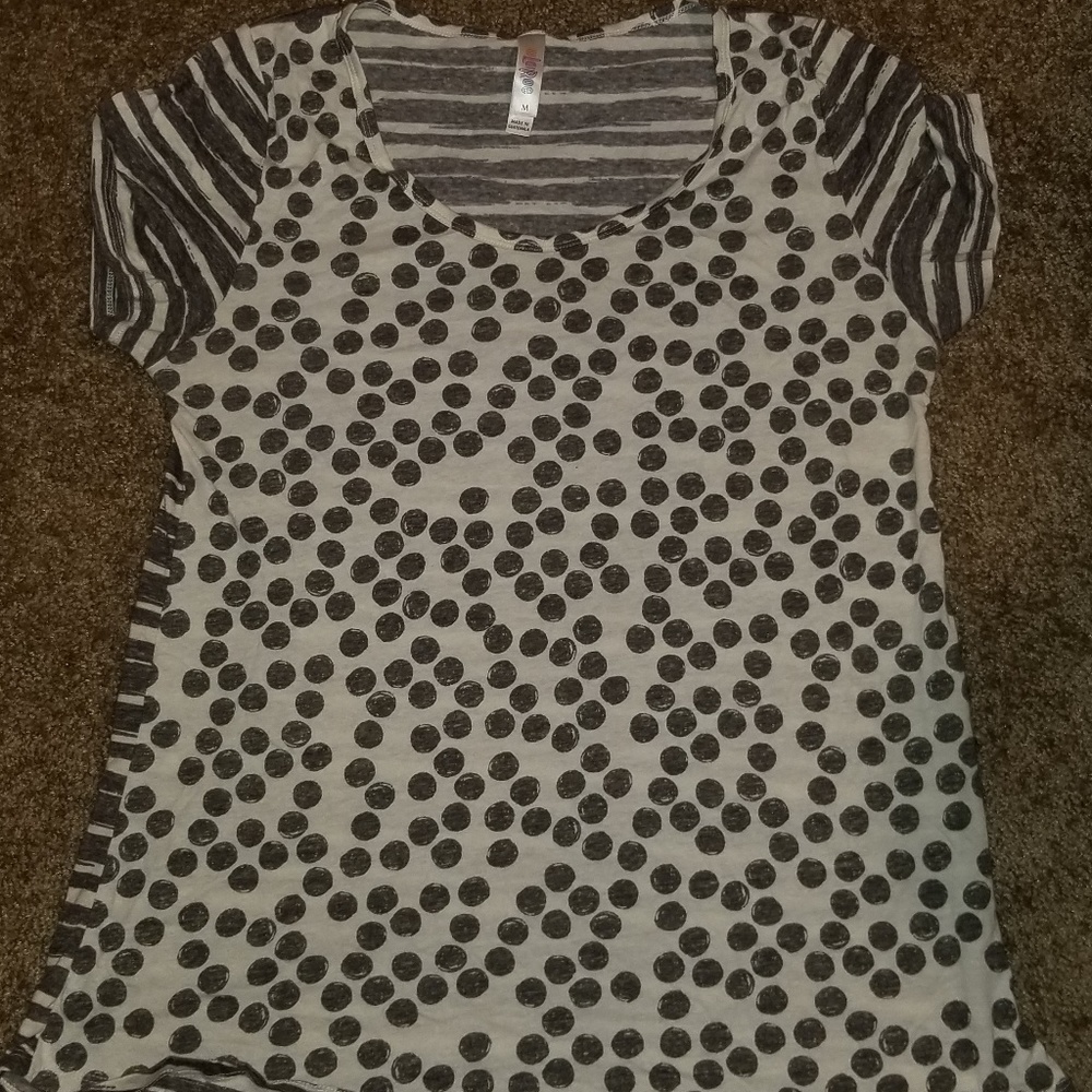 Beautifully soft LuLaRoe Medium Classic Tee